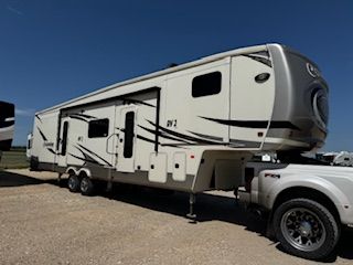 Columbus 2 Fifth Wheel rental from Woody RV Rentals — photo 1