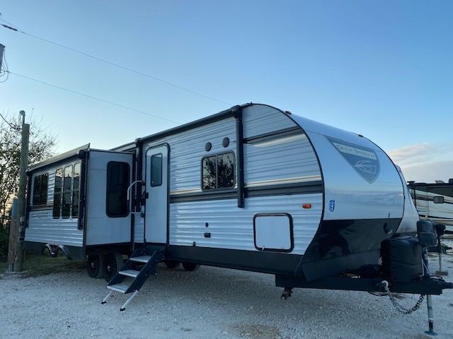 Conquest Travel Trailer rental from Woody RV Rentals — photo 2