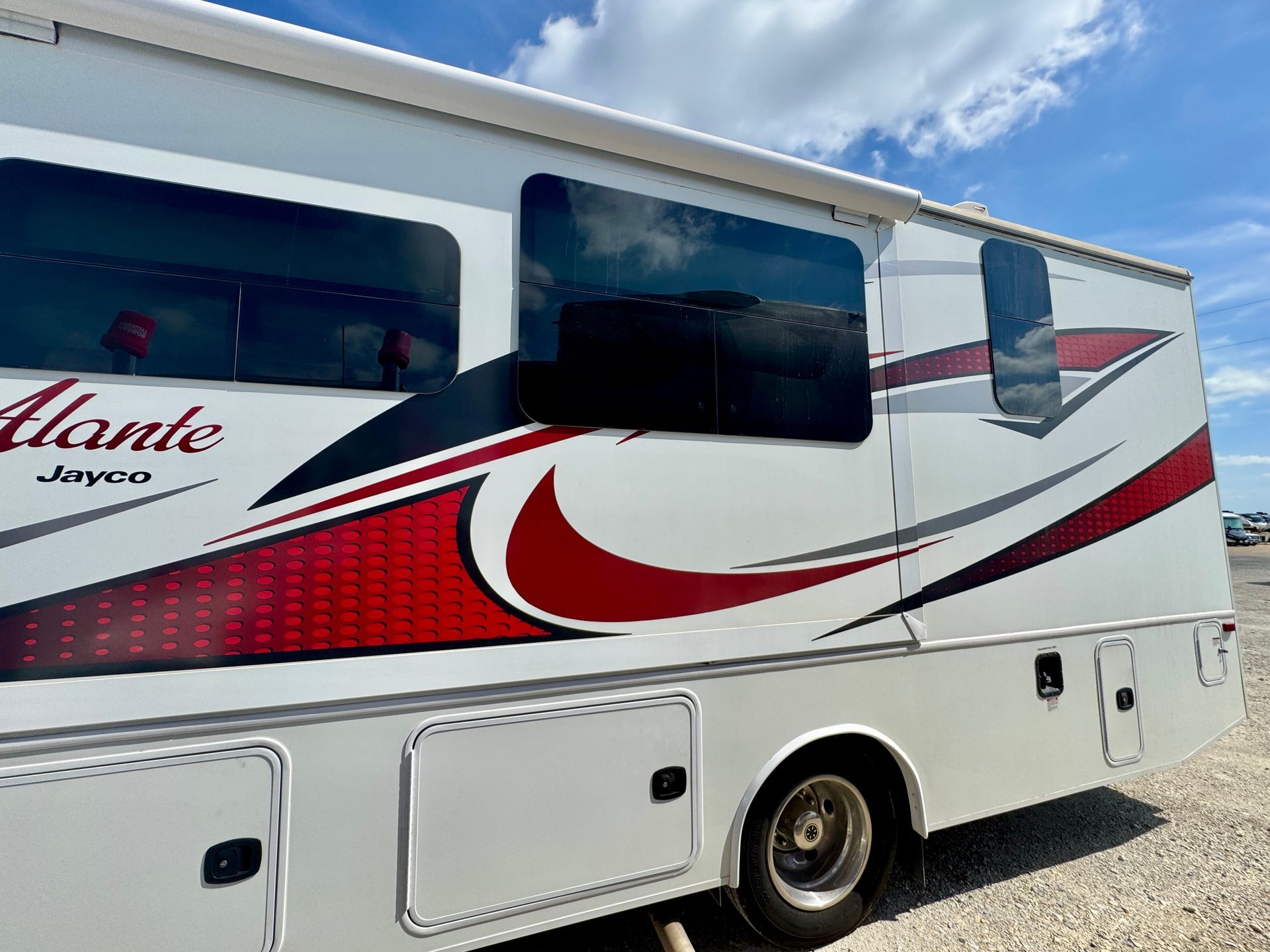 Alante Class A rental from Woody RV Rentals — photo 14