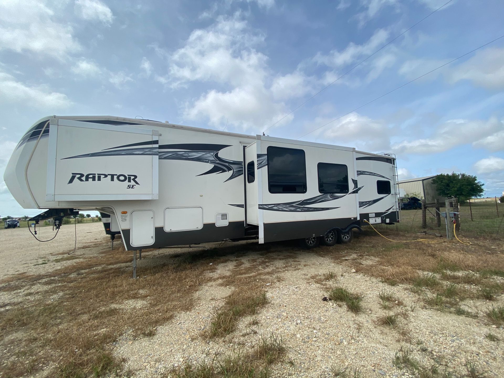 Raptor Fifth Wheel rental from Woody RV Rentals — photo 6
