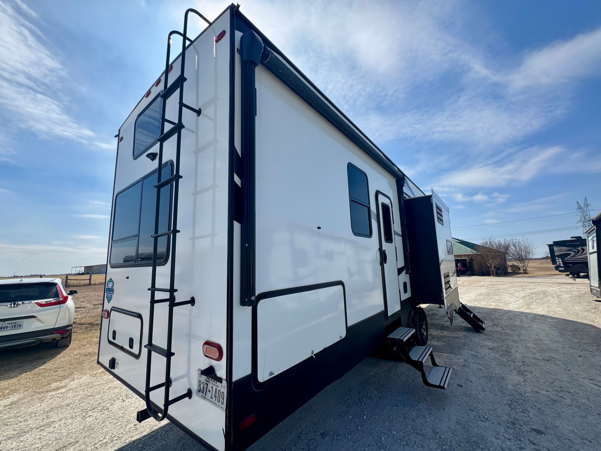 Cougar 2 Fifth Wheel rental from Woody RV Rentals — photo 6