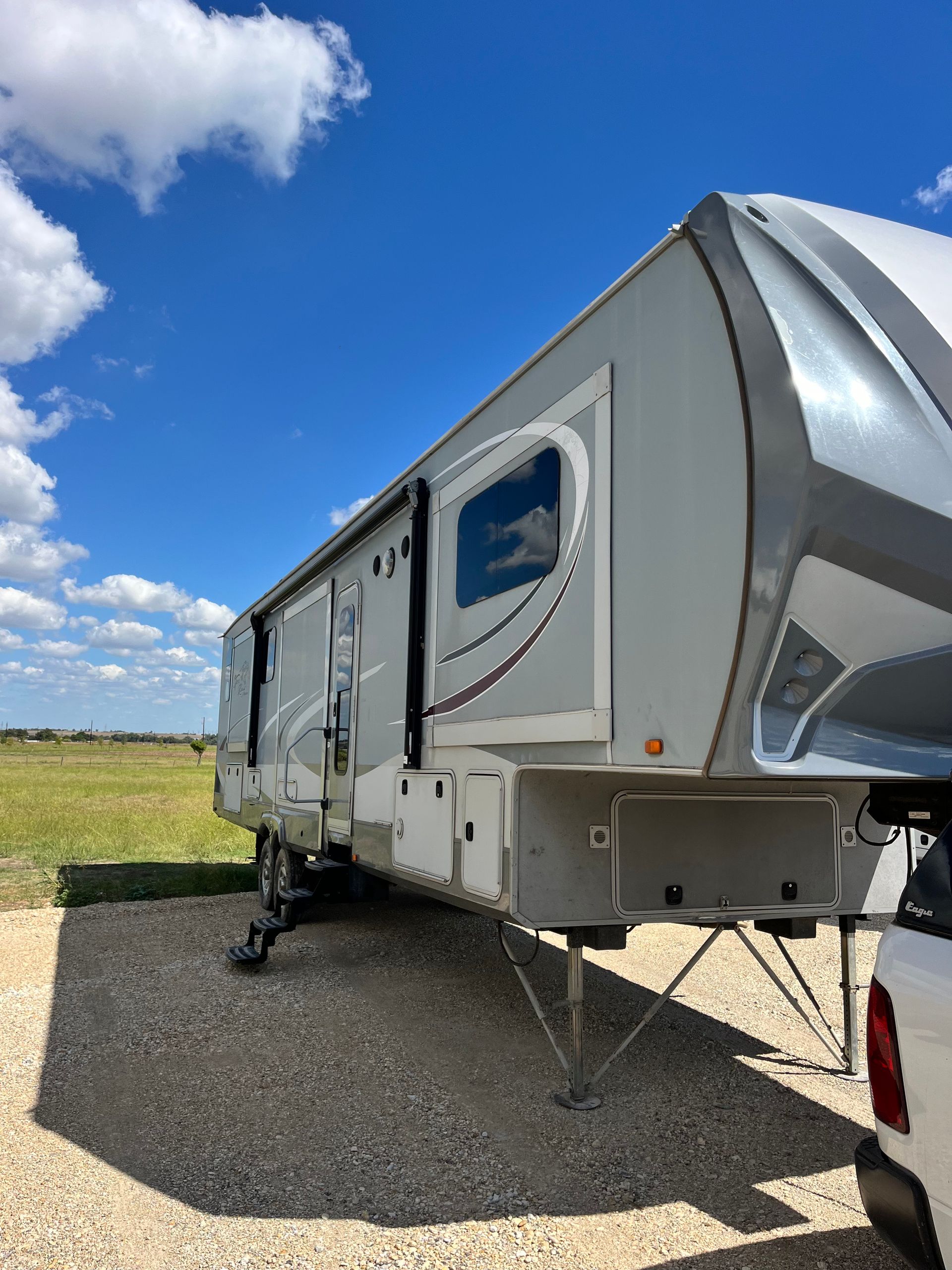 Roamer Fifth Wheel rental from Woody RV Rentals — photo 10