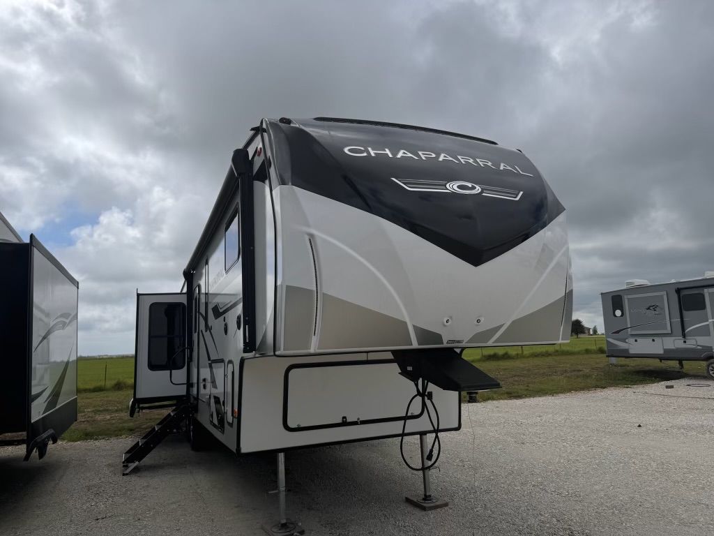 Chaparral Fifth Wheel rental from Woody RV Rentals — photo 2
