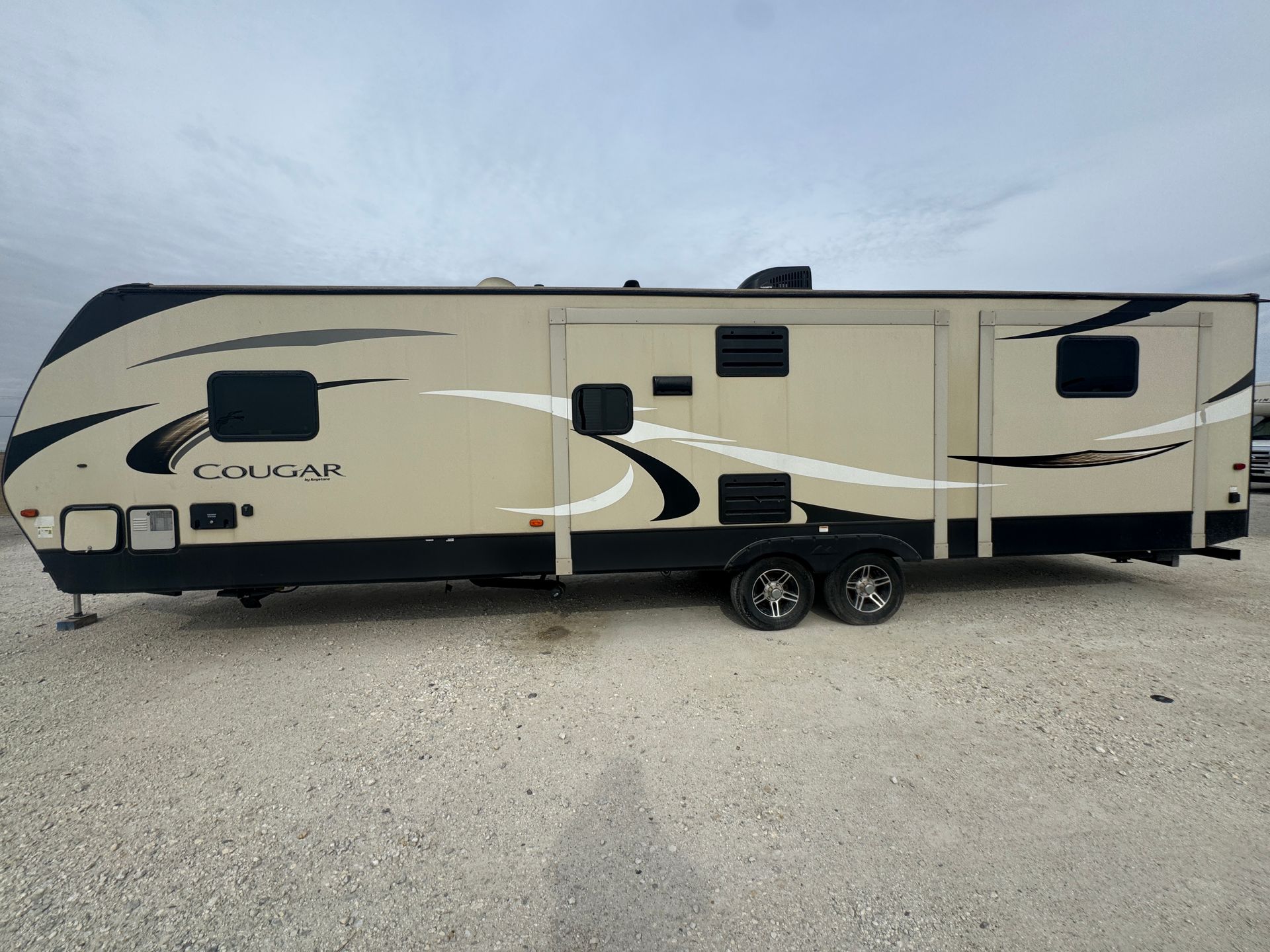 Cougar 5 rental RV