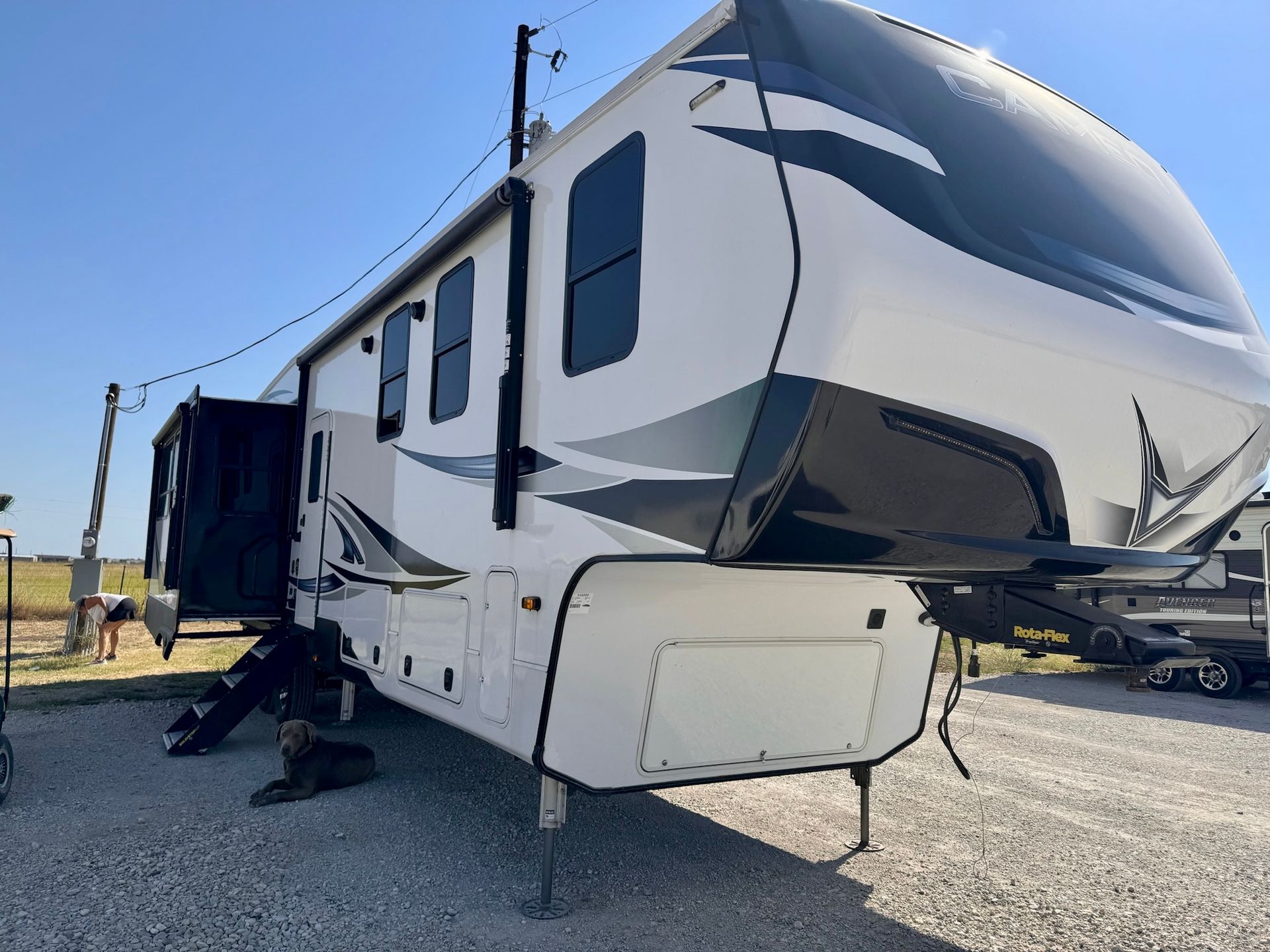 Cameo Fifth Wheel rental from Woody RV Rentals — photo 9