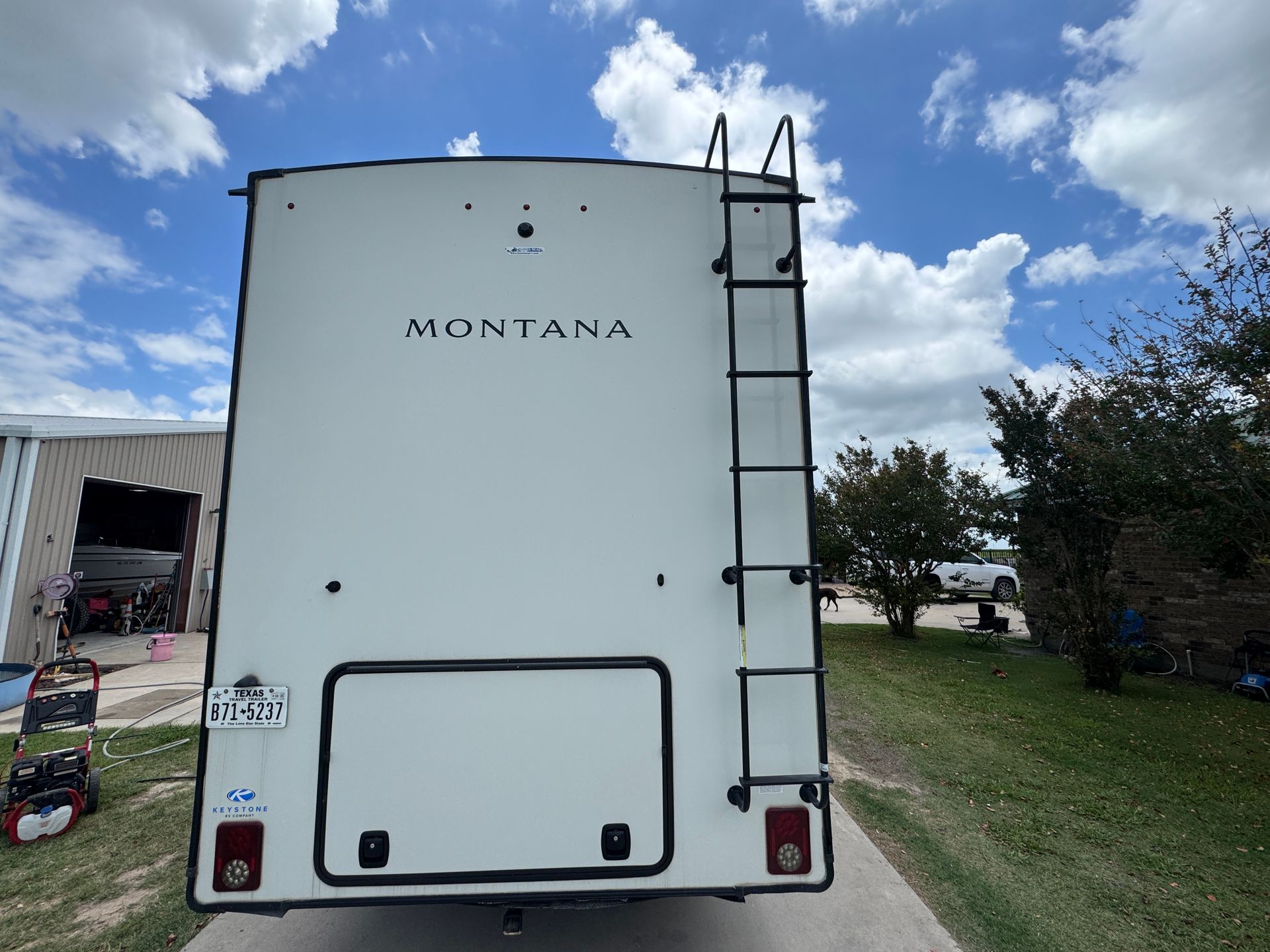 Montana 1 Fifth Wheel rental from Woody RV Rentals — photo 9