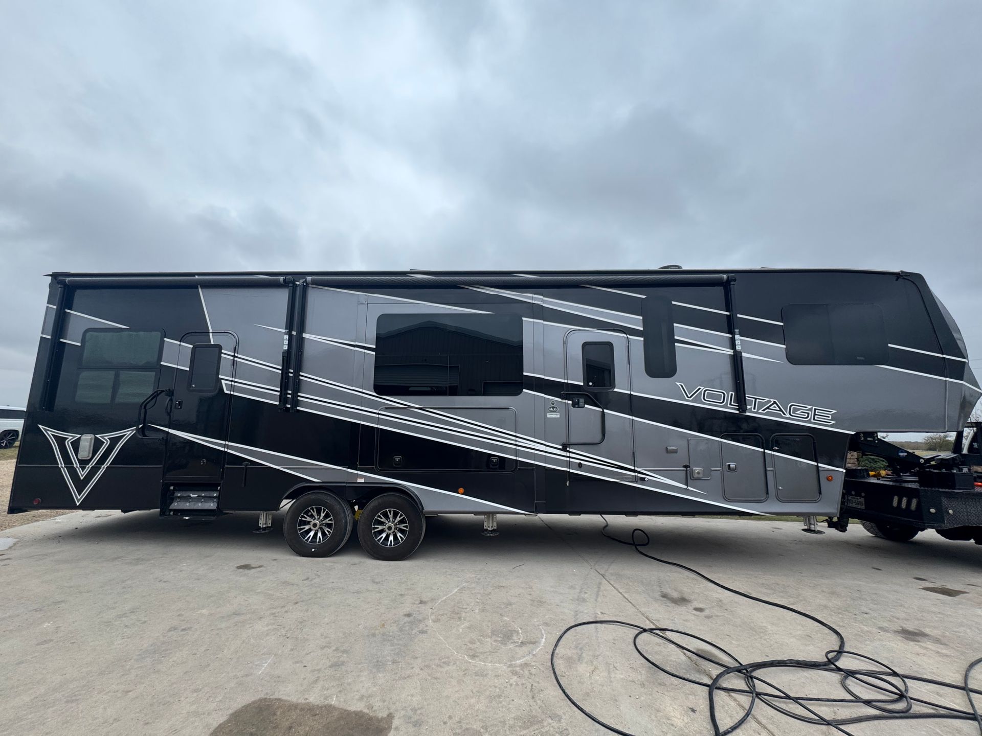 Voltage rental RV