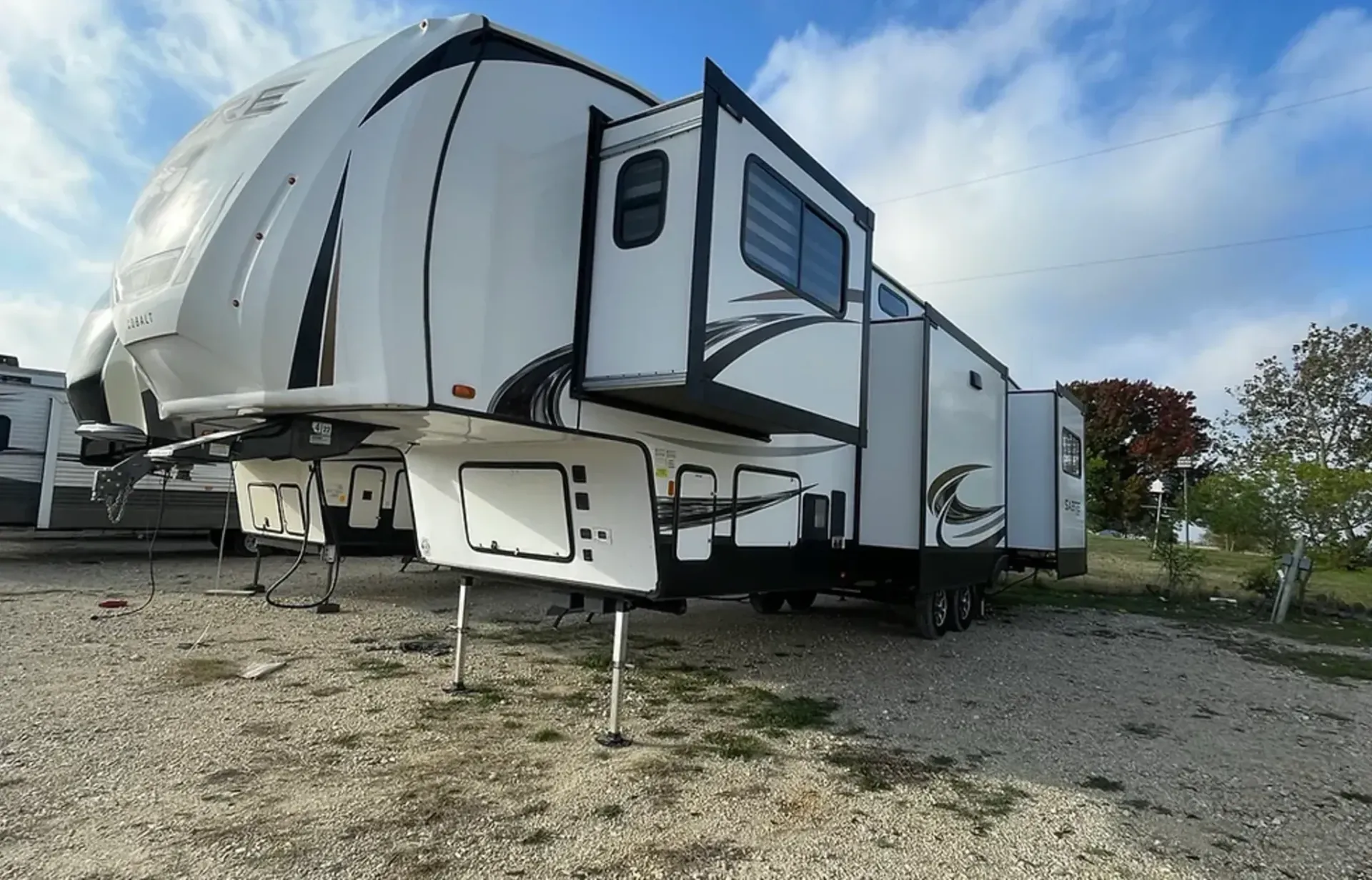 Sabre 2 Fifth Wheel rental from Woody RV Rentals — photo 4